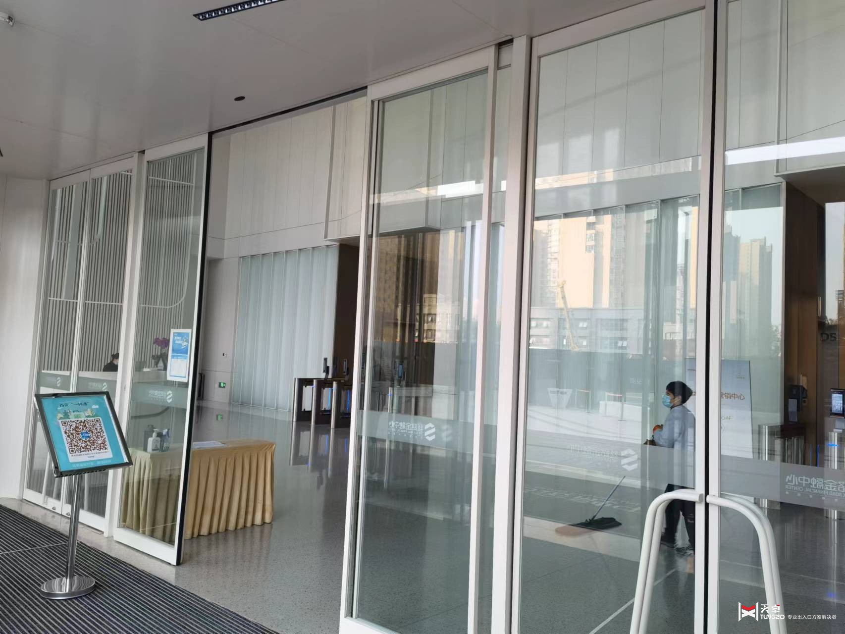 42辦公樓自動門國潤城ac071b1705200000aa93322c5ab2492.jpg