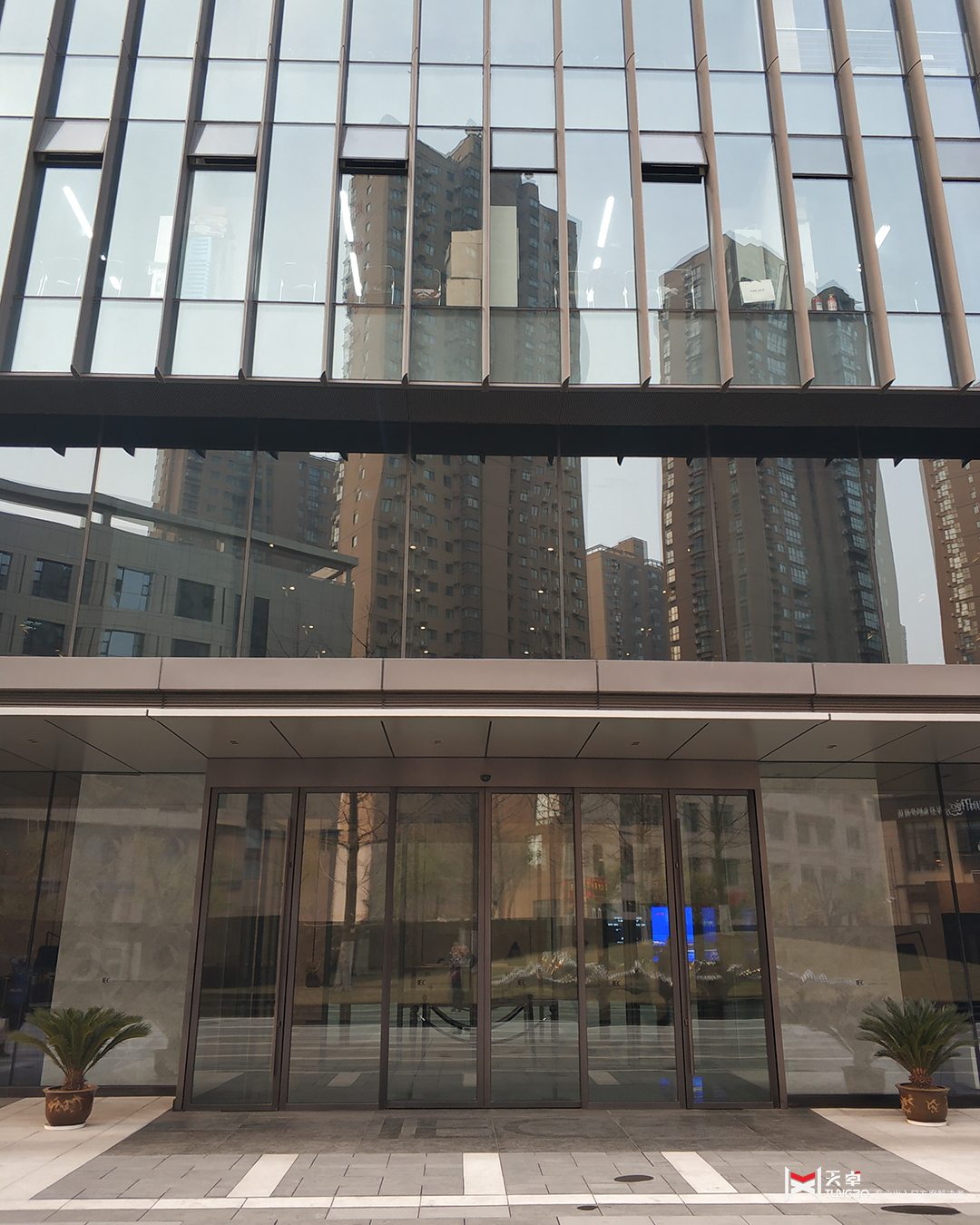 42辦公樓自動門銅經開萬科中心05.png